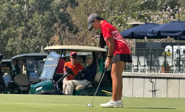 譚志源、郭永亮及中國香港高爾夫球協會會長林詩鍵聯同本港青年高球手沈弘毅及賽馬會滘西洲高Fun小球手計劃學員進行表演賽。巴士的報記者攝