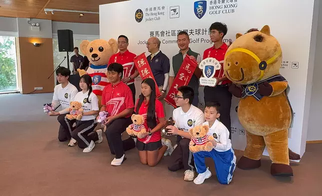 香港賽馬會與香港哥爾夫球會星期三（2月11日）宣布達成強強聯手，馬會將透過慈善信託基金撥款3200萬港元，資助哥球會推行為期兩年的「賽馬會社區高爾夫球計劃」。巴士的報記者攝