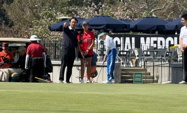 譚志源、郭永亮及中國香港高爾夫球協會會長林詩鍵聯同本港青年高球手沈弘毅及賽馬會滘西洲高Fun小球手計劃學員進行表演賽。巴士的報記者攝