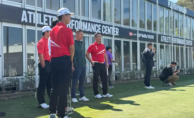 譚志源、郭永亮及中國香港高爾夫球協會會長林詩鍵聯同本港青年高球手沈弘毅及賽馬會滘西洲高Fun小球手計劃學員進行表演賽。巴士的報記者攝