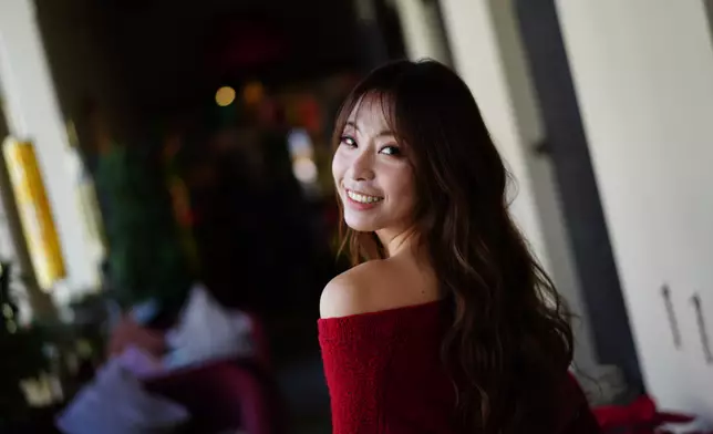 聽風水師話著鮮艷衫，Kanis紅噹噹現身求增強能量。