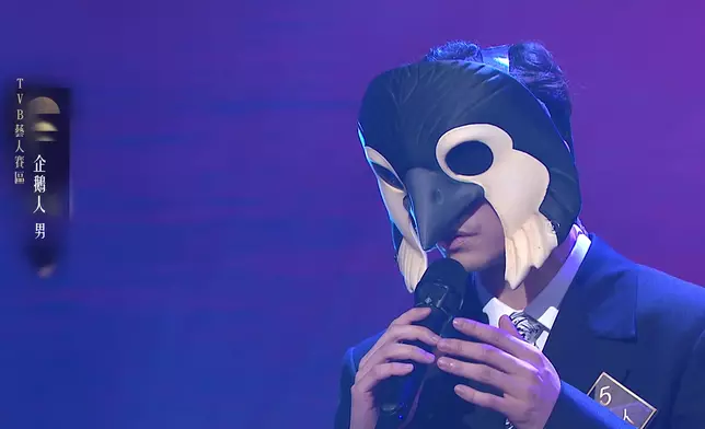 「企鵝人」唱歌充滿感情。