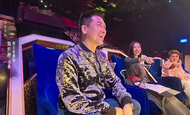 肥媽與海兒齊齊指着張佳添。