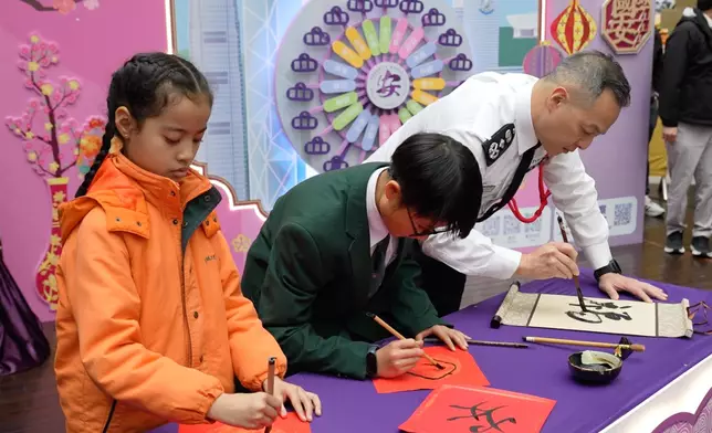 周一鳴與學生於台上一同寫揮春。