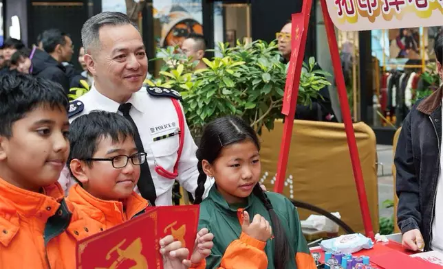 周一鳴與學生一同體驗拓印國安揮春工作坊。