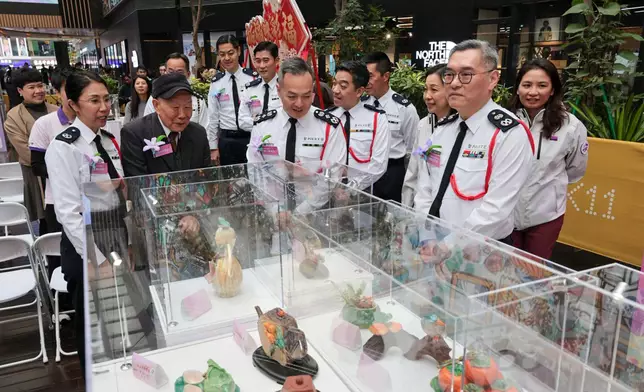 周一鳴與陶藝家何大鈞一同欣賞陶藝展品