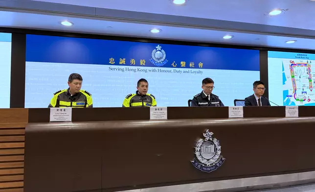 （左起）港鳥總區交通部執行及管制組總督察劉俊豪、西九龍總區交通部執行及管制組總督察鄭俊傑、水警總區行動部總督察葉振忠，以及海事處海港巡邏組署理高級海事主任黃浩君會見傳媒。