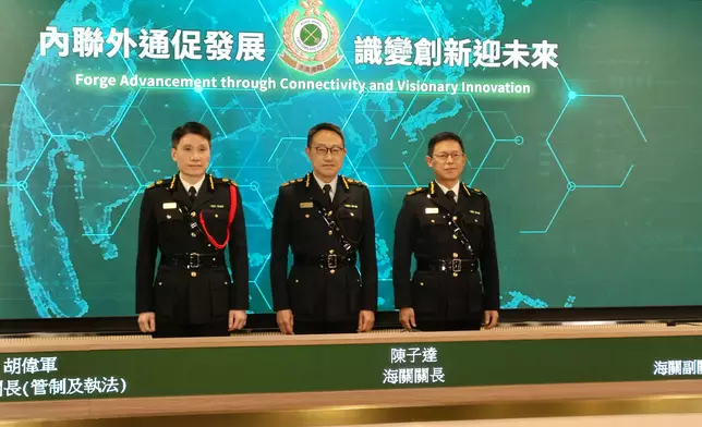 海關副關長（管制及執法）胡偉軍、海關關長陳子達及海關副關長（管理及策略發展）許劍(由左至右)。巴士的報記者攝
