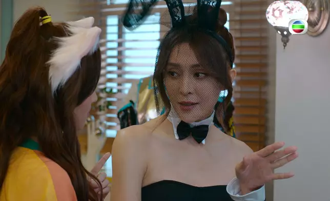 網民激讚火辣封新一代「黑絲Lady」代表人物！