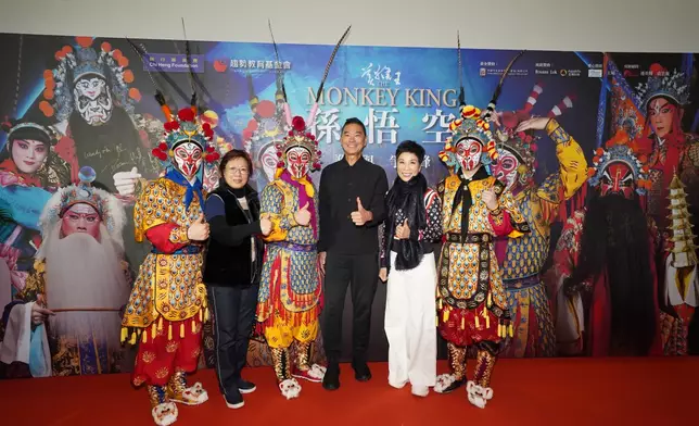 左起：第二代美猴王徐挺芳、鄧美玲、第一代美猴王朱陸豪老師、鄧達智、衛駿輝、第三代美猴王秦朗