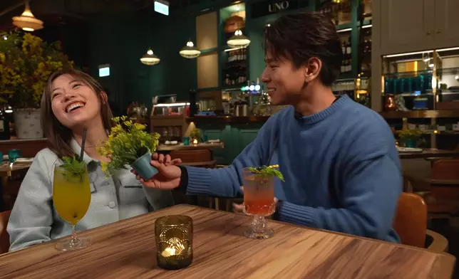 行仔送上小盆栽應節，並成功跟波波「拖手」。