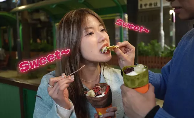 行仔跟波波一塊菠蘿乾兩份食。