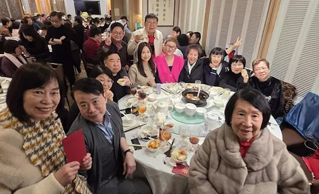 約百位圈中好友一同食團年飯