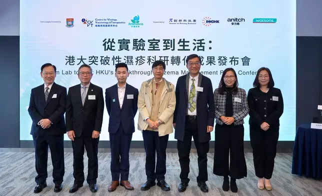 創新科技署助理署長（創新平台）陳楚穎（右二）、香港科技園公司行政總裁黃秉修（左二）、香港大學技術轉移處助理處長吳詠詩（右一）、安騰諾華生物科技有限公司董事長劉得還（左一）、香港大學李嘉誠醫學院微生物學系講座教授、InnoHK病毒與疫苗研究中心總監袁國勇教授（中）、香港大學李嘉誠醫學院微生物學系高一村教授（右三）及香港屈臣氏總藥劑師盧子揚（左三）。