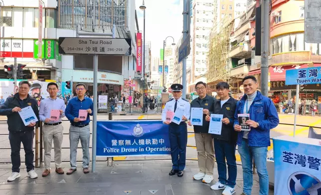 人員向居民派發防盜宣傳單張，提醒市民加強家居保安措施。