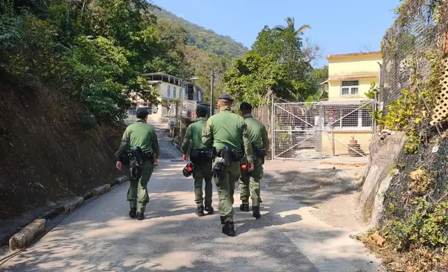 軍裝人員於鄰近屋苑山坡及密林一帶進行高調巡邏。