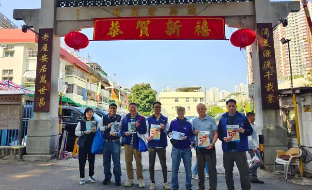 人員向居民派發防盜宣傳單張，提醒市民加強家居保安措施。