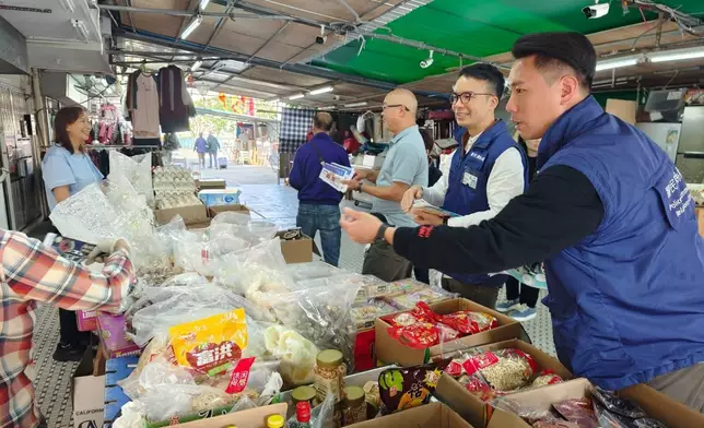 人員向居民派發防盜宣傳單張，提醒市民加強家居保安措施。