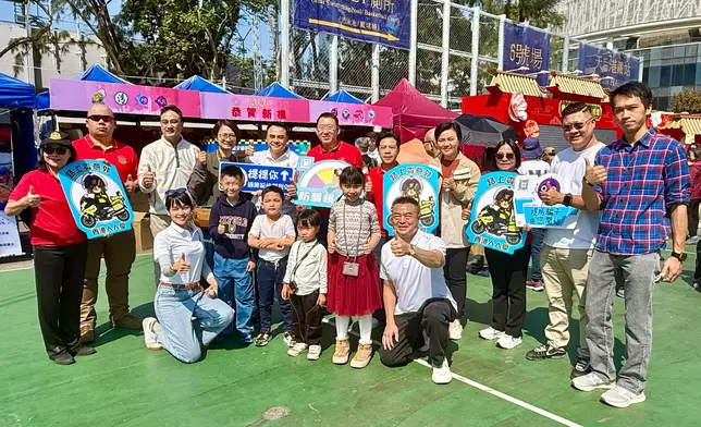 香港交通安全隊（港島及離島總區）與市民互動，宣傳交通安全訊息。