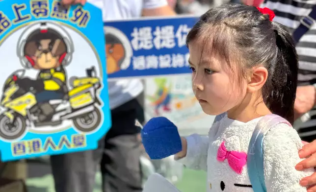 香港交通安全隊（港島及離島總區）與市民互動，宣傳交通安全訊息。