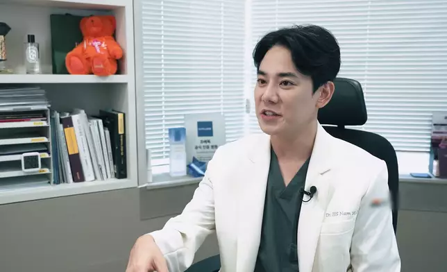 「 韓版彭于晏」院長跟本尊有9分相似。