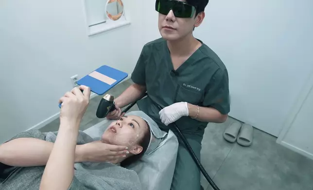 Ada形容皮膚像被釘箱機釘緊一樣。