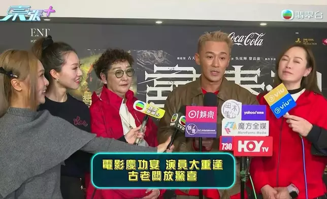 《尋秦記》慶功宴上，TVB分別派遣麥詩晴（左一）與謝淑怡（左二）進行採訪。