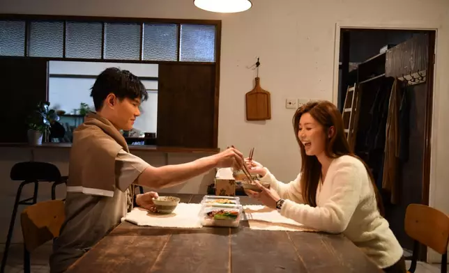 演繹從溫馨同居到無奈分手的愛情故事。