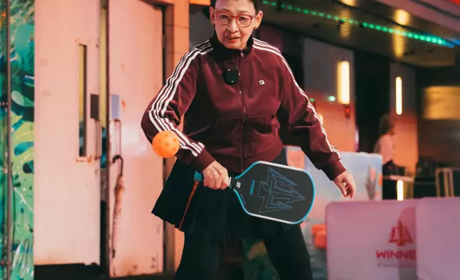 年過七旬的波姐發球、抽擊靈活自如，睇到一眾後輩目瞪口呆，自愧不如！