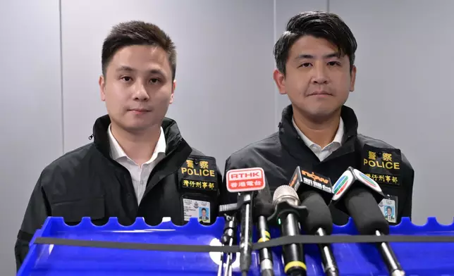 警方灣仔警區總督察(刑事)劉曉徽（右）及重案組督察佘軍霆（左）向傳媒簡報案情。