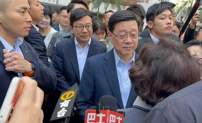 李家超沿途又與市民傾談交流。巴士的報記者攝