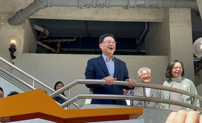 李家超與市民交流、揮手，並先後用普通話及廣東話祝福市民。巴士的報記者攝