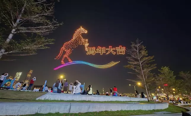 灣仔海濱有大型無人機表演，為即將到來的馬年新春拉開序幕。fb圖片