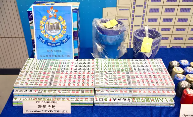 警方搗破非法賭檔，檢獲大量賭具。