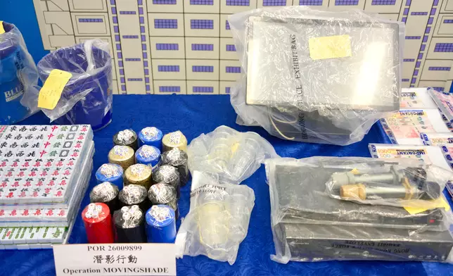 警方搗破非法賭檔，檢獲大量賭具。