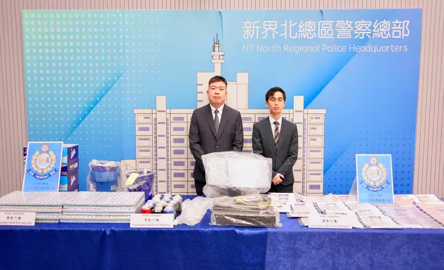 警方搗破非法賭檔，檢獲大量賭具。