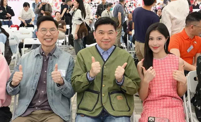 （左起） 黃大仙民政事務專員胡鉅華先生, JP、導演葉念琛、女主角倪樂琳