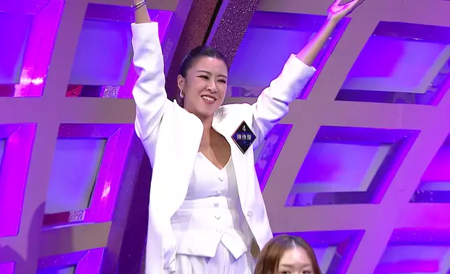 陳逸璇以性感行政look上陣。