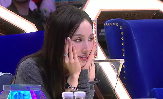 海兒苦惱托腮。