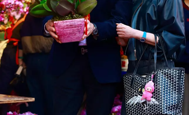 鄧炳強情人節花市買花贈夫人。FB圖片