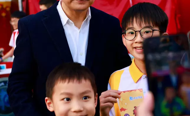 鄧炳強情人節行維園花市。FB圖片