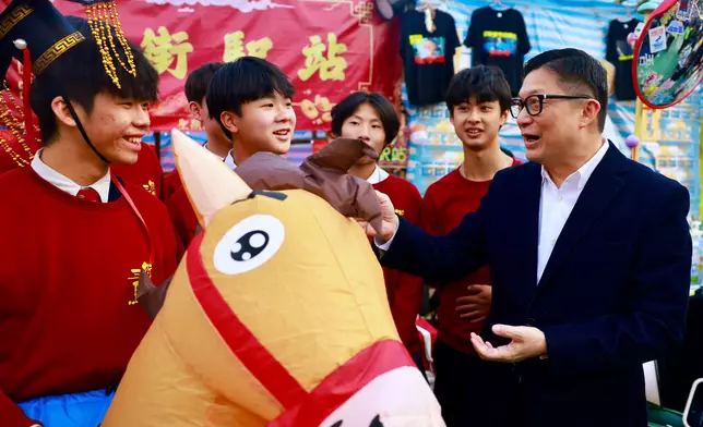 鄧炳強情人節行維園花市。FB圖片