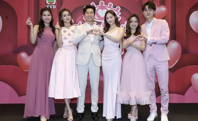 「女神配對計劃」葉蒨文、曾展望、林俊其、羅毓儀、關嘉敏、李芷晴在公眾席舞台與觀眾大玩「一投傾心」遊戲，歡度情人節。