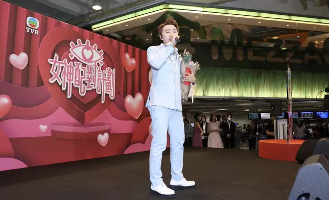 王鄭浚仁於公眾席舞台獻唱，吸引大批馬迷圍觀。