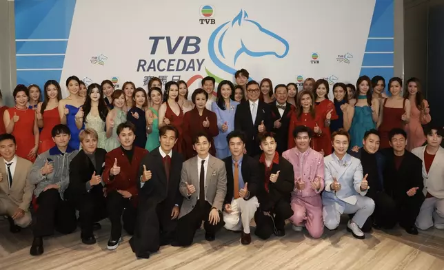 電視廣播有限公司行政主席許濤與一眾藝員歌手大合照。