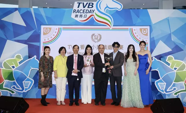 第10場「TVB 香港小姐競選讓賽」由「紫荊盛世」勝出，由楊國佳先生（左五）、應屆香港小姐冠軍陳詠詩小姐（右二）、季軍袁文靜小姐（右一）分別頒發獎盃及致送TVBuddy予馬主陳李妮（左四）與陳國泰（右三）。