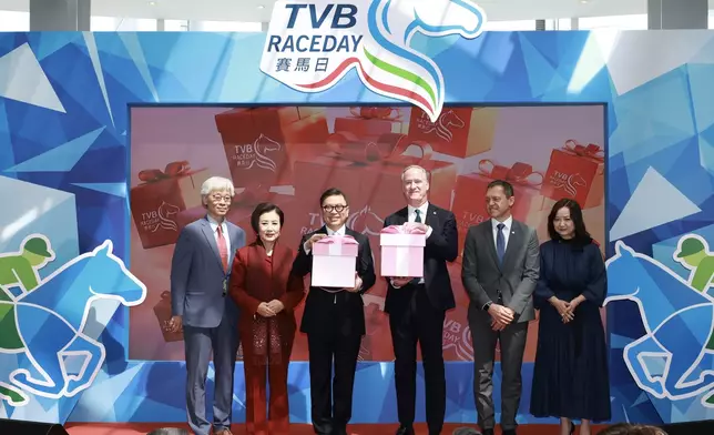 電視廣播有限公司行政主席許濤（左三）、總經理(商務營運)蕭世和先生（左一）聯同香港賽馬會署理行政總裁(保安、誠信審查及資訊安全事務執行總監)唐德誠先生（右三）、署理賽馬事務執行總監(賽馬營運總監)魏德博士（右二）、署理體育業務執行總監(首席事務主管)梁淑儀女士（右一）及汪明荃博士（左二）主持啟動儀式，為 TVB 賽馬日揭開序幕。
