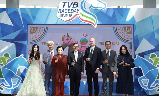 一眾主禮嘉賓聯同應屆香港小姐冠軍陳詠詩（左一）一同舉杯祝酒，祝大家馬到功成。