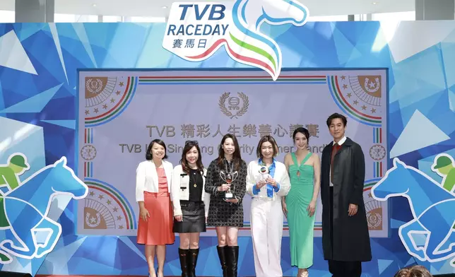 第1場「精彩人生樂善心讓賽」由「暴風一族」勝出，由九龍樂善堂主席李培埡女士（左一）、陳煒（右二）、譚俊彥（右一）分別頒發獎盃及致送TVBuddy予馬主代表。