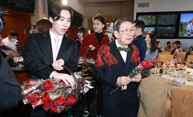 胡楓情人節化身愛神「修」比特向在場嘉賓送上「愛的玫瑰」。